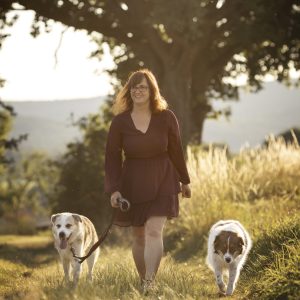 unterwegs mit zwei Hunden